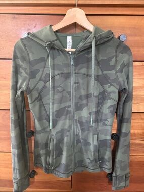 lululemon Women's Define Hooded Jacket in Size 6 Camo Green Nulu Fabric